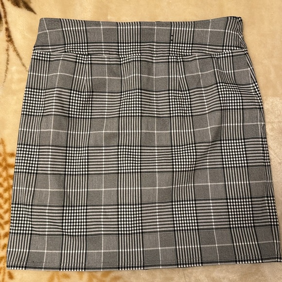 INC skirt. Black and white checkered skirt. Size medium - Picture 2 of 6